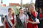 Spargelkönigin Lena I. mit der bayerischen Kartoffelkönigin  und der Bayerischen Weizenkönigin (©Foto. Martin Schmitz)